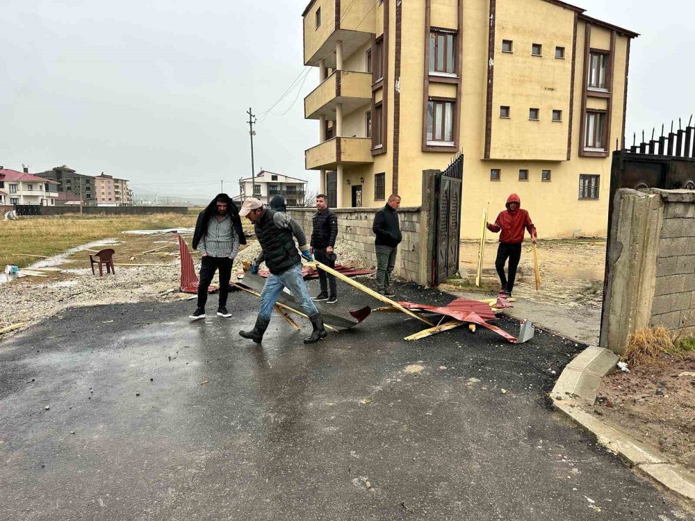 Yüksekova’da fırtına sonrası hasarın boyutu gün yüzüne çıktı