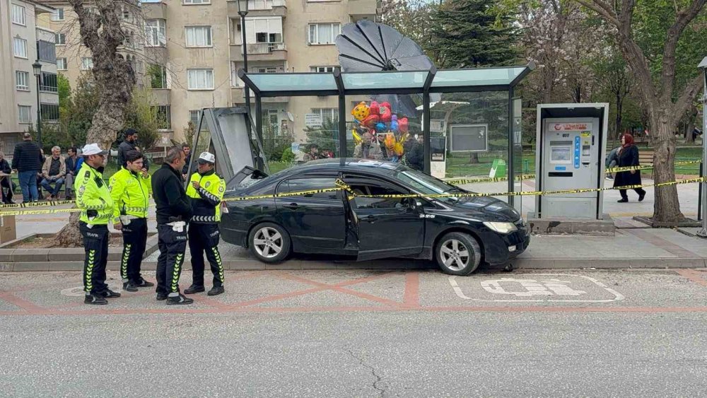 Antep’te kontrolden çıkan otomobil, otobüs durağına daldı: 5 yaralı