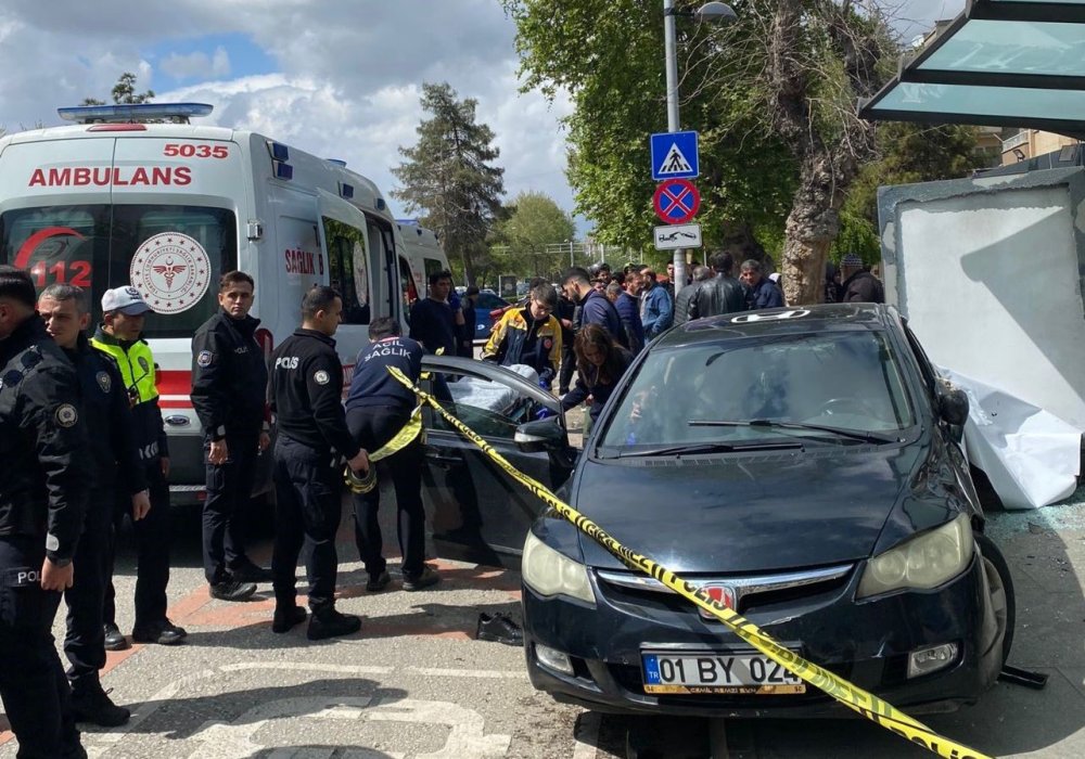Antep’te kontrolden çıkan otomobil, otobüs durağına daldı: 5 yaralı