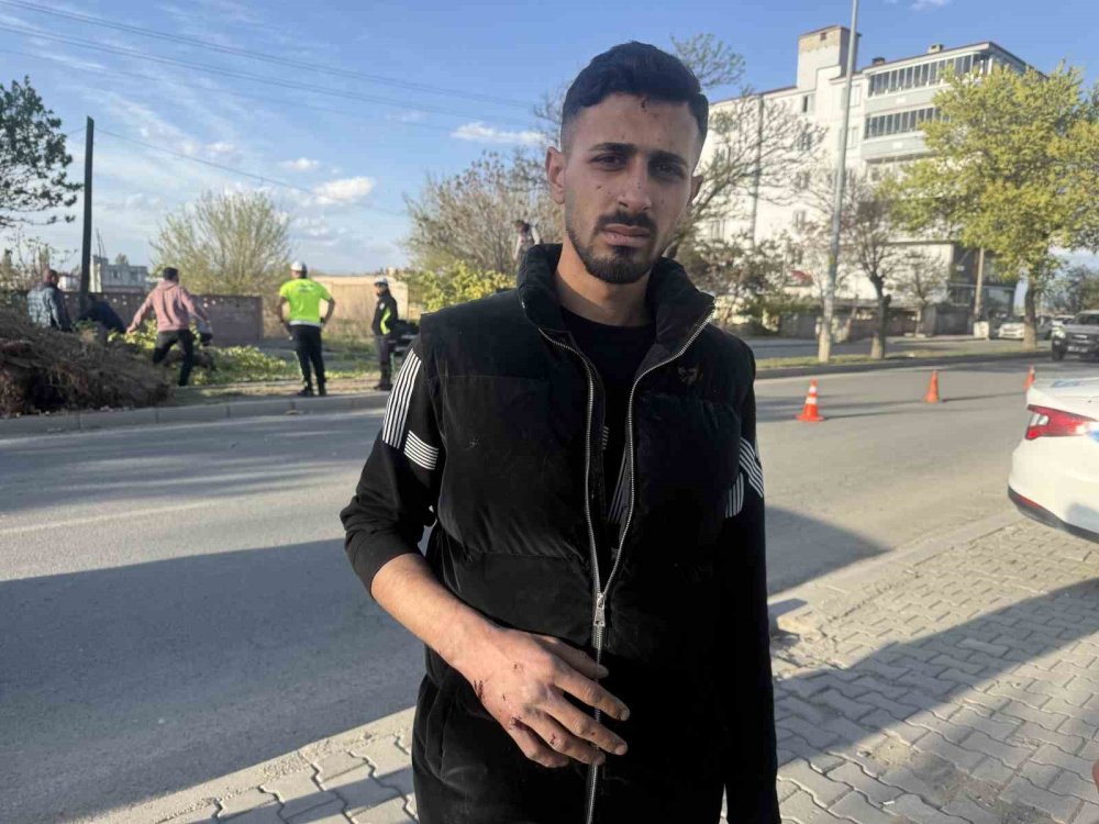 Seyir halindeki aracın üzerine ağaç devrildi, sürücü yaralandı