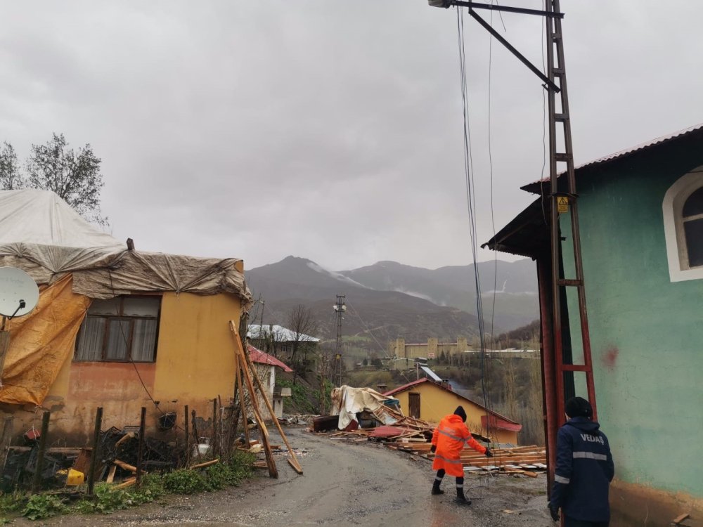 Van, Hakkari ve Muş'ta fırtına elektrik direklerini devirdi