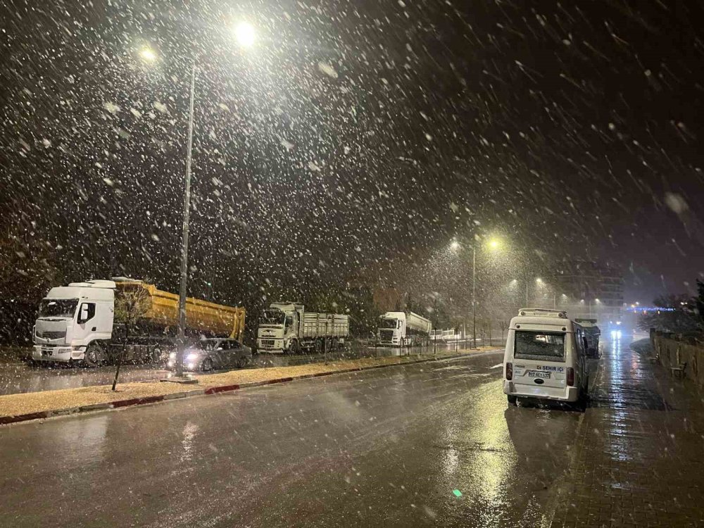 Adıyaman’ın Besni ve Gölbaşı ilçeleri beyaza büründü