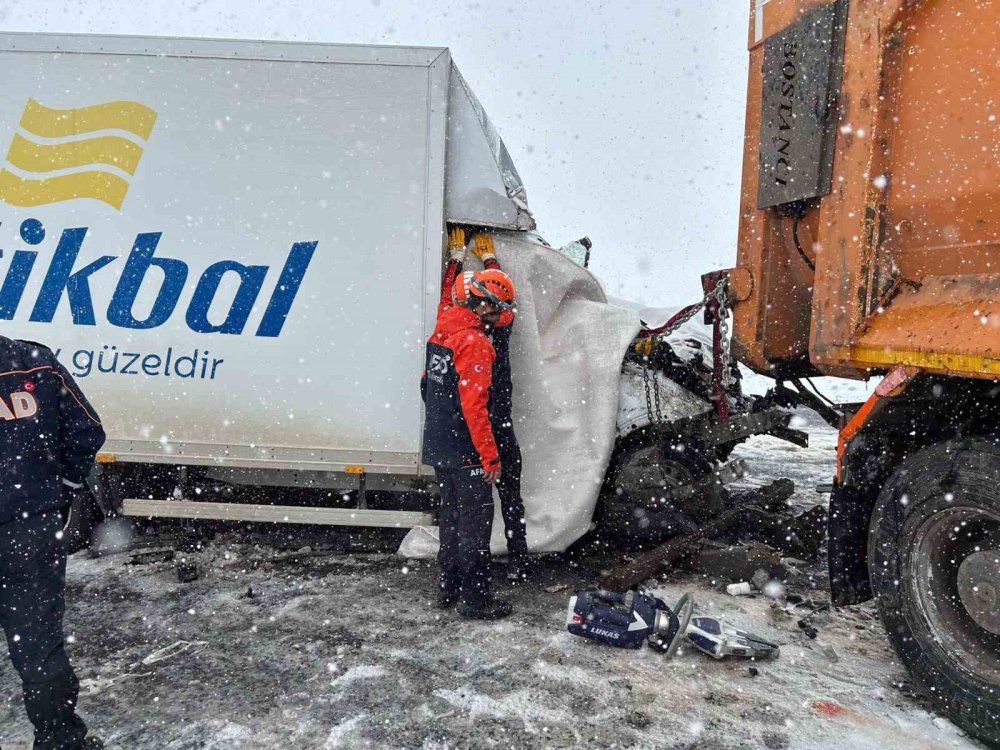 Ardahan’da kamyonet iş makinesine çarptı: 1 ölü, 2 yaralı