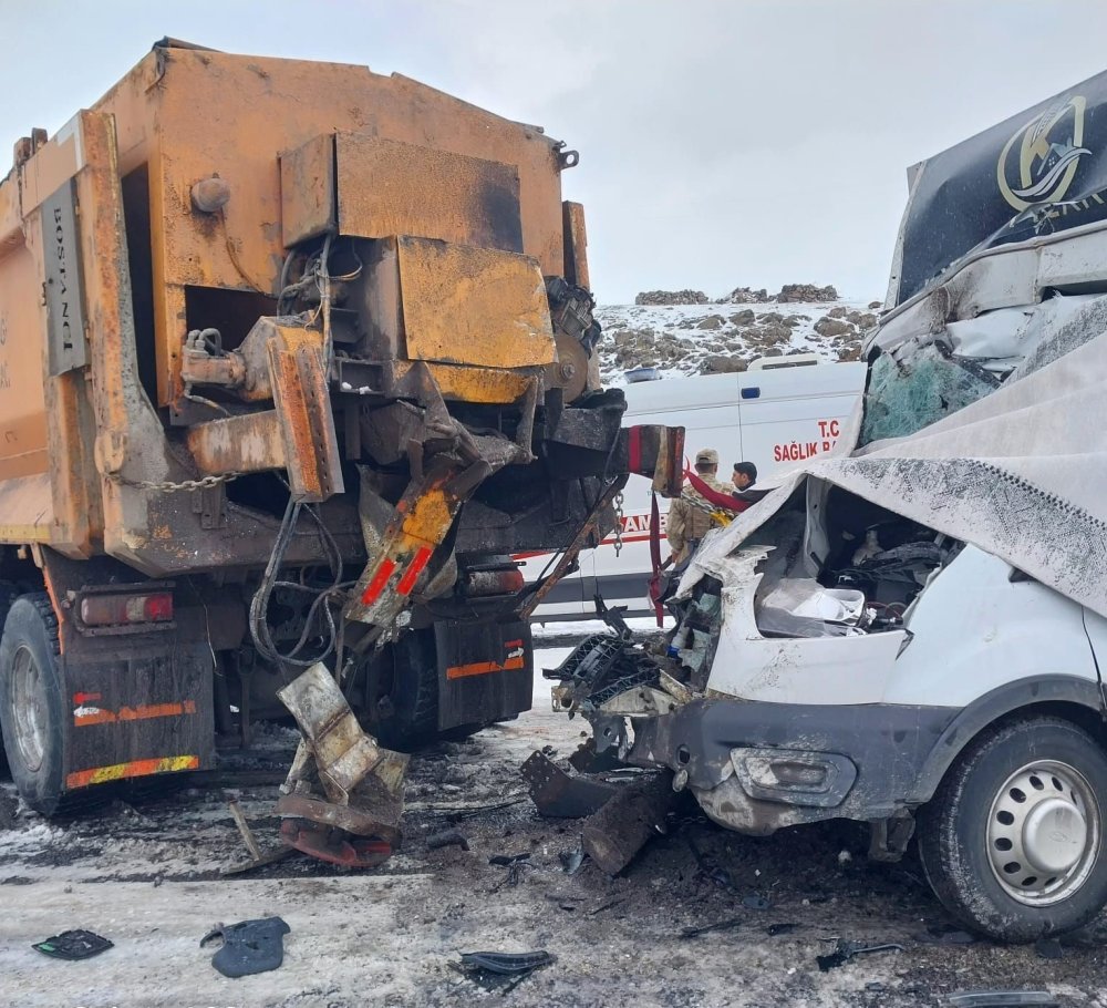 Ardahan’da kamyonet iş makinesine çarptı: 1 ölü, 2 yaralı