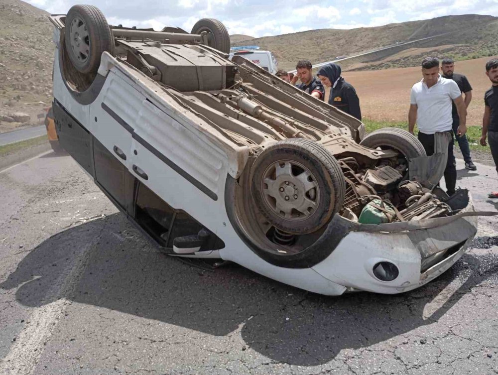 Cizre’de hafif ticari araç takla attı: 1 kişi yaralandı