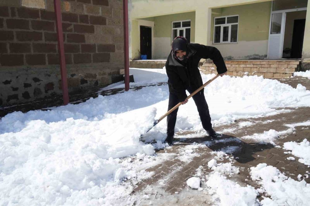 Muş’ta nisan karı yüksek kesimleri beyaza bürüdü