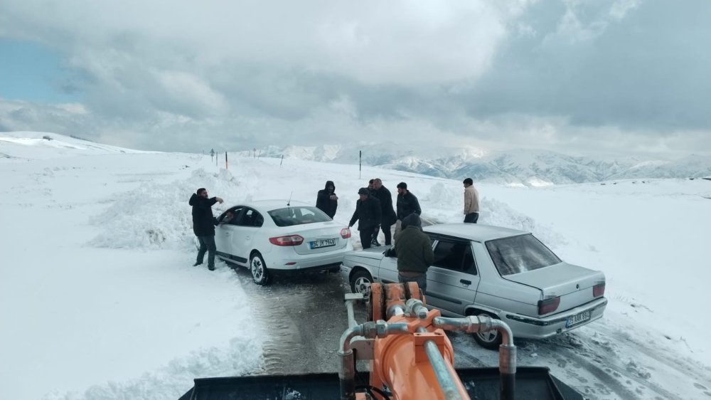 Muş’ta yolda mahsur kalan 60 kişi kurtarıldı