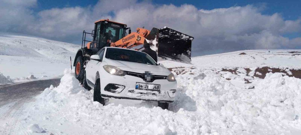 Muş’ta yolda mahsur kalan 60 kişi kurtarıldı