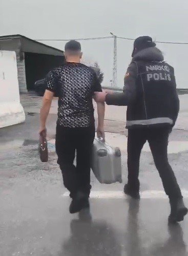 Yabancı uyruklu kişinin ayakkabısından uyuşturucu çıktı