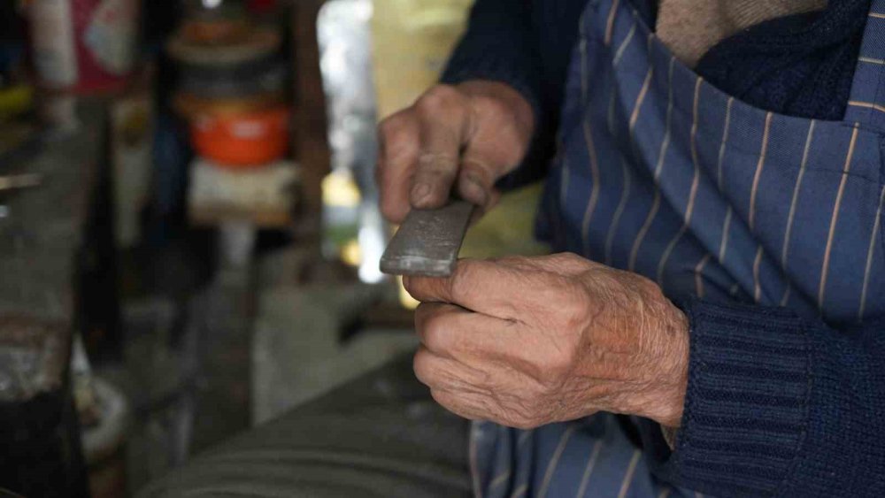 Antep’in 86 yaşındaki teneke ustası, 66 yıldır mesleğini icra ediyor