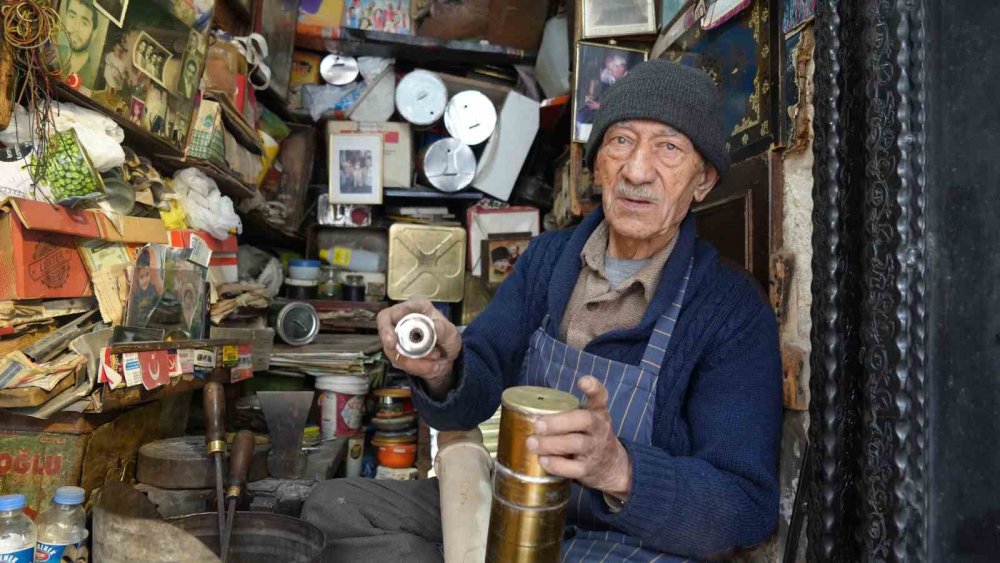 Antep’in 86 yaşındaki teneke ustası, 66 yıldır mesleğini icra ediyor