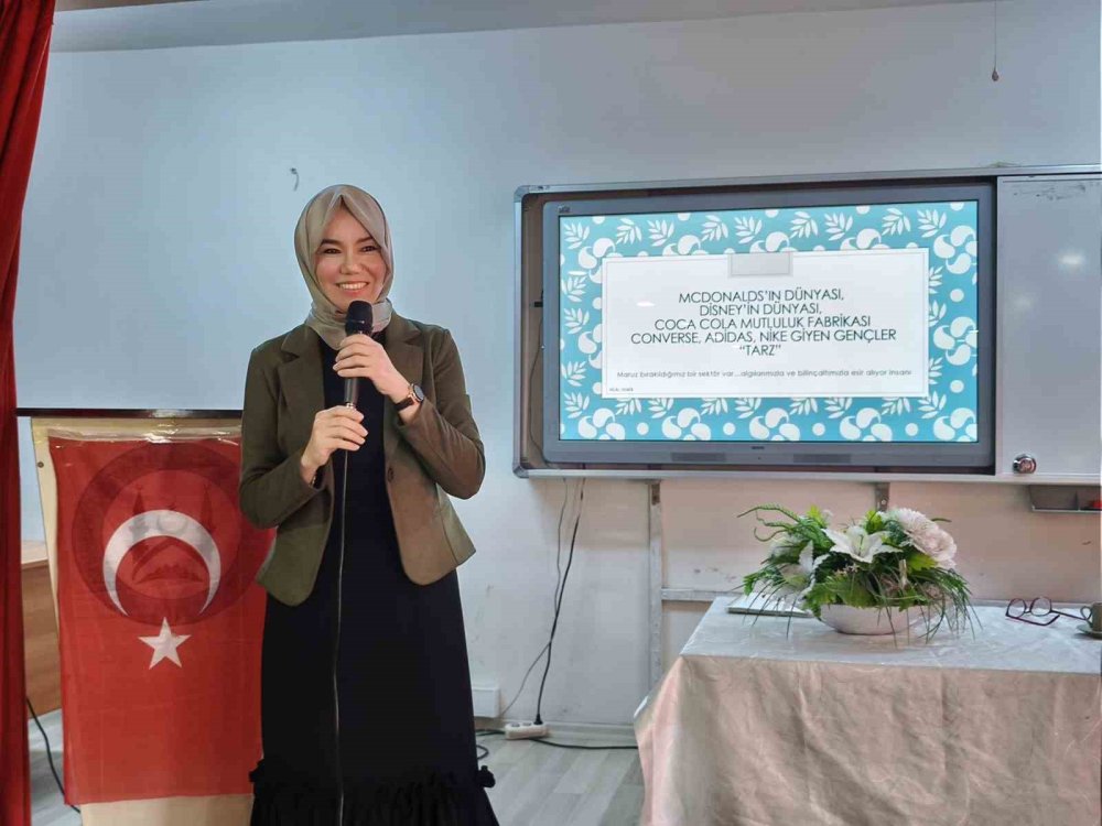 Yazar Hilal Demir, Tatvan’da öğrencilerle bir araya geldi