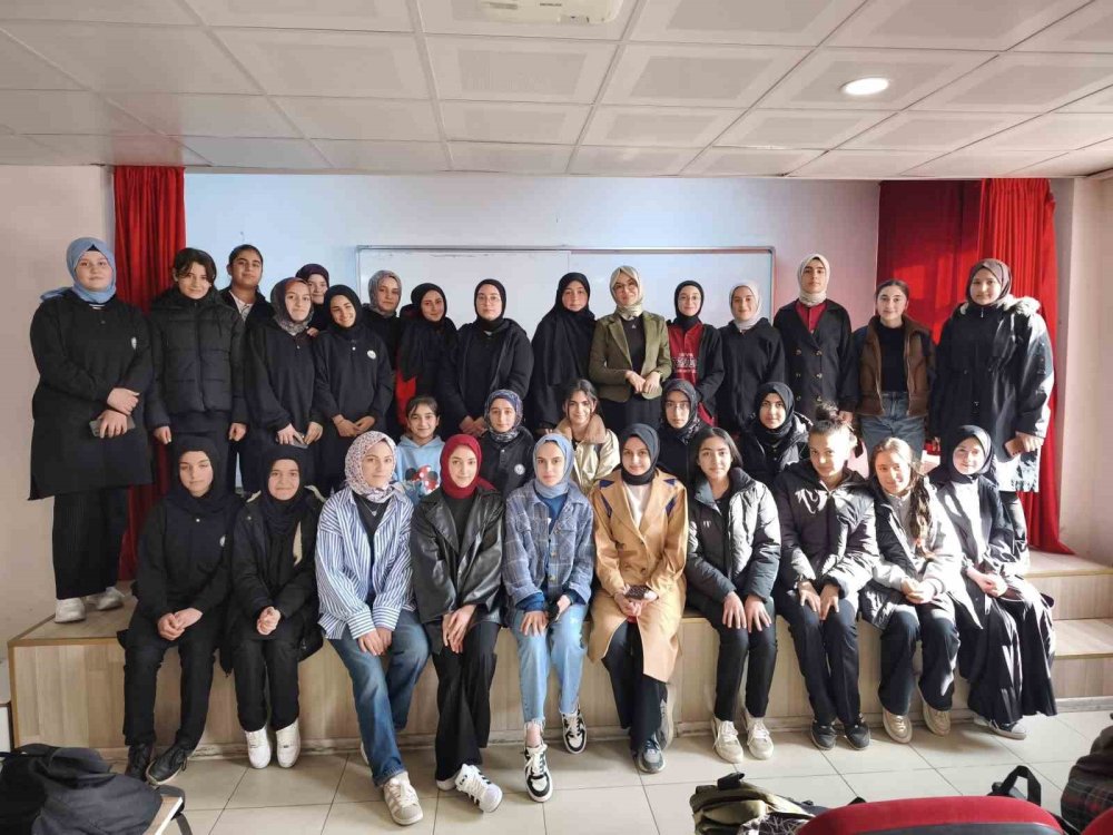 Yazar Hilal Demir, Tatvan’da öğrencilerle bir araya geldi