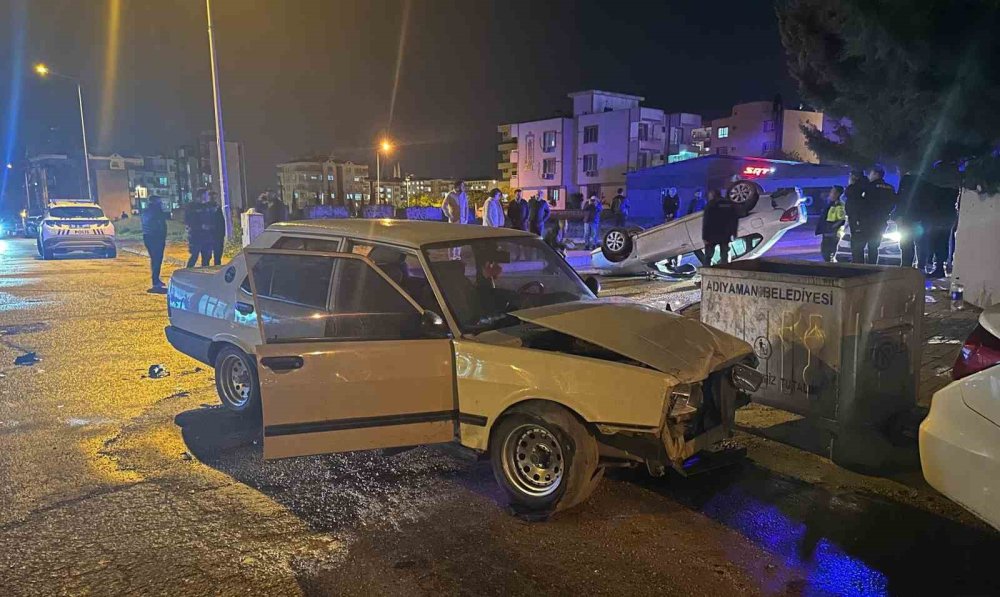 Adıyaman'da iki otomobilin çarpışması sonucu araçlardan biri ters döndü