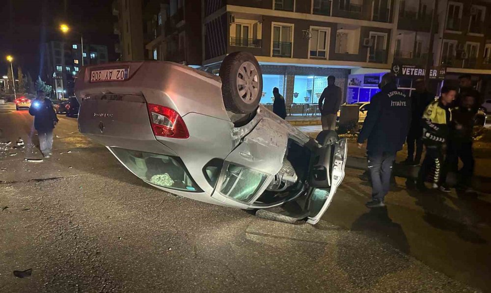 Adıyaman'da iki otomobilin çarpışması sonucu araçlardan biri ters döndü