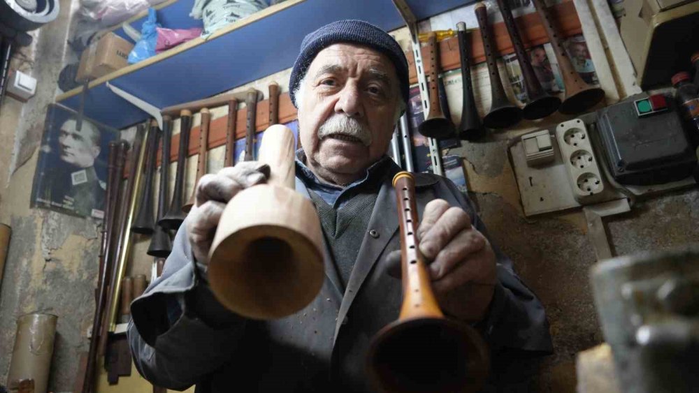 Antep’te 70 yaşındaki usta, 60 yıldır geleneksel yöntemlerle zurna üretiyor