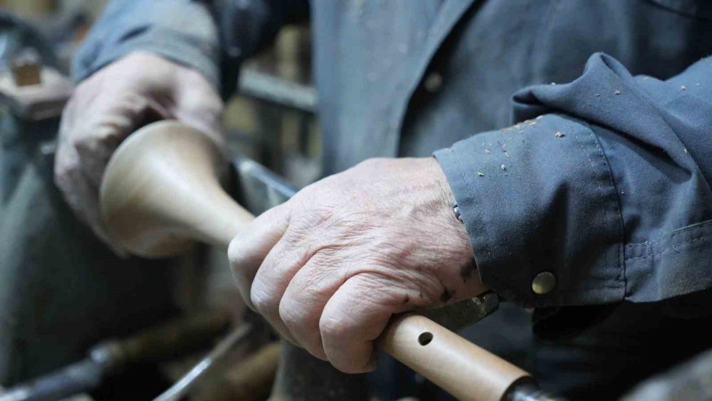 Antep’te 70 yaşındaki usta, 60 yıldır geleneksel yöntemlerle zurna üretiyor