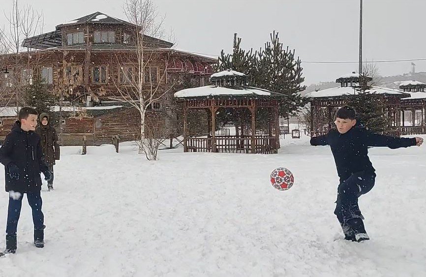 Ardahan'da çocuklar karın tadını kar topu ve futbol oynayarak çıkardı