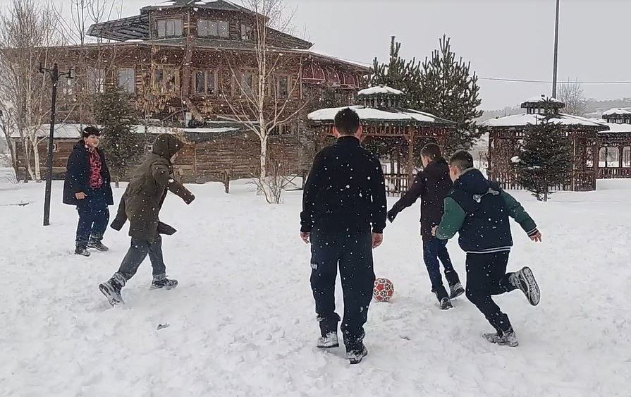 Ardahan'da çocuklar karın tadını kar topu ve futbol oynayarak çıkardı