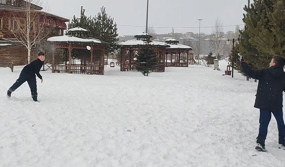 Ardahan'da çocuklar karın tadını kar topu ve futbol oynayarak çıkardı