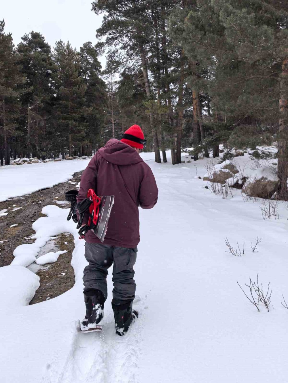 Kars’ta 2 şahıs ATV araca bağladığı halatla snowboard yaptı