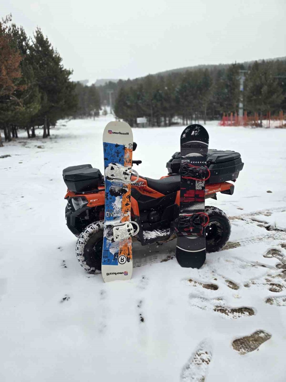 Kars’ta 2 şahıs ATV araca bağladığı halatla snowboard yaptı