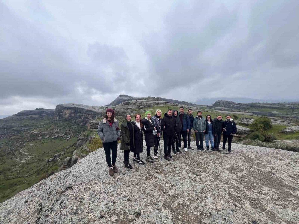 Kulp'ta fotoğraf severler yağmur altında Kefrun Kalesi’ni fotoğrafladı