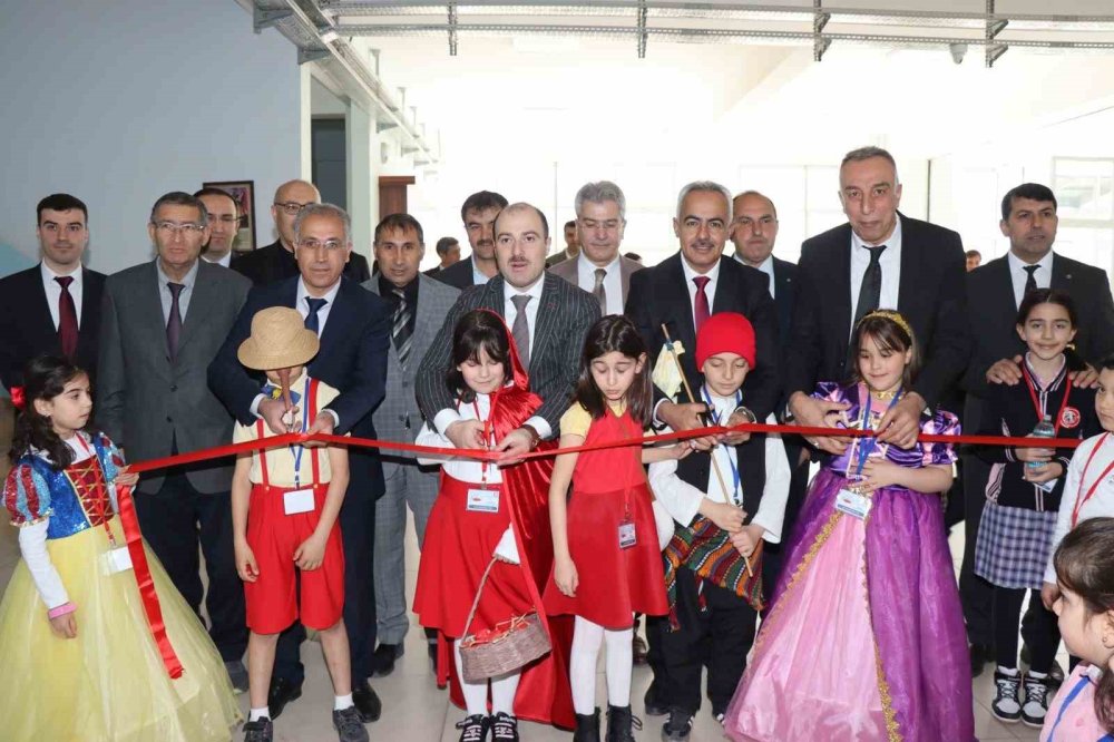 Oltu'da ilkokulda renkli bilim şenliği