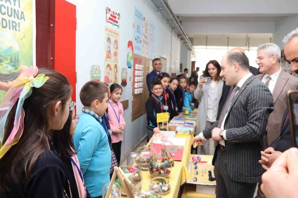 Oltu'da ilkokulda renkli bilim şenliği