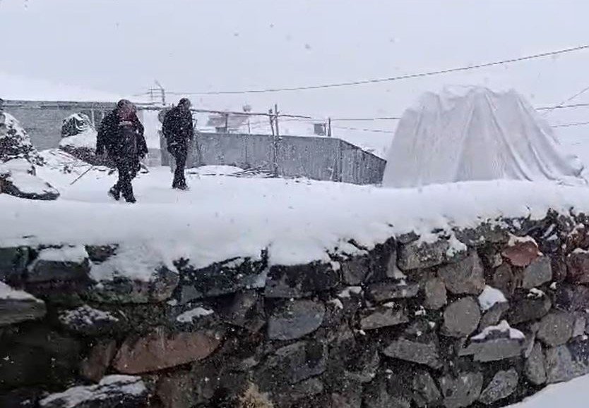 Posof köylüler güne kar yağışıyla uyandı