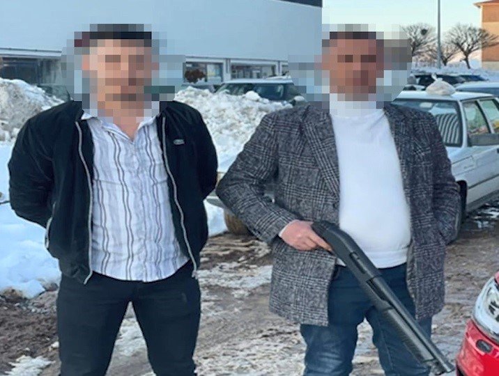 Sosyal medyadan silahlı fotoğraflarını paylaşan 4 şahıs yakalandı