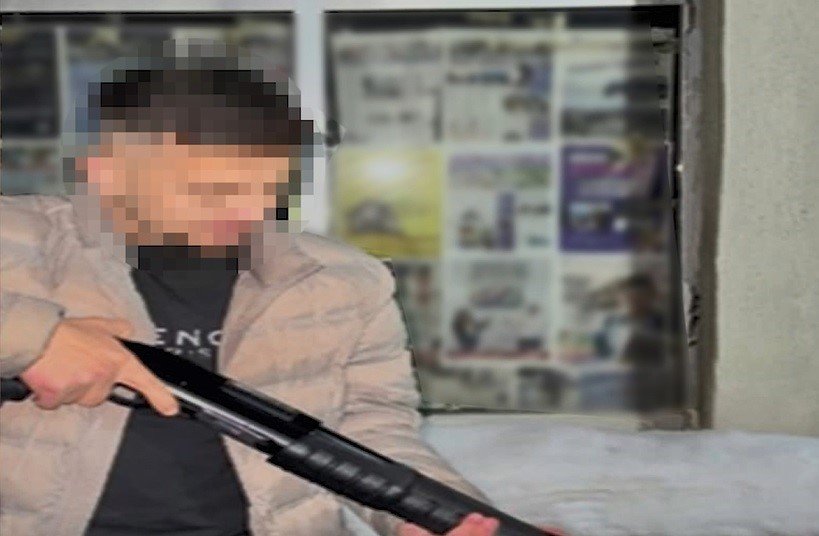 Sosyal medyadan silahlı fotoğraflarını paylaşan 4 şahıs yakalandı