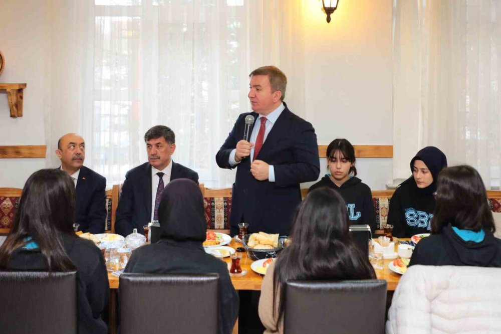 Vali Aydoğdu PISA sınavı öncesi öğrencilerle buluştu