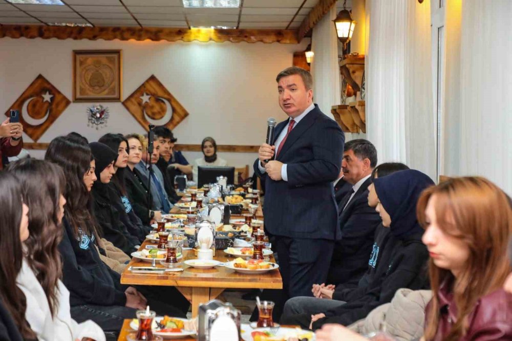 Vali Aydoğdu PISA sınavı öncesi öğrencilerle buluştu