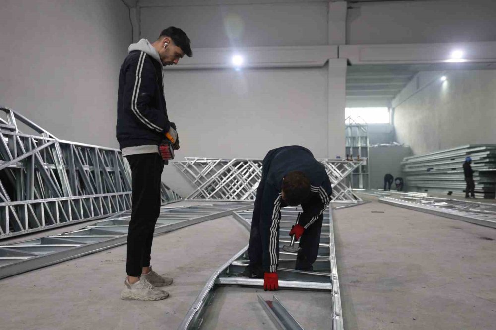 Depremin ardından açtıkları çelik konstrüksiyon fabrikasında 20 şahsa istihdam sağladılar