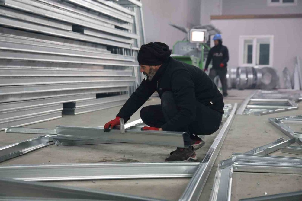 Depremin ardından açtıkları çelik konstrüksiyon fabrikasında 20 şahsa istihdam sağladılar