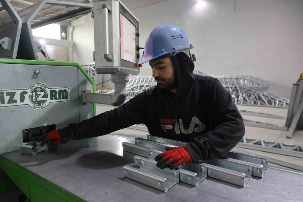Depremin ardından açtıkları çelik konstrüksiyon fabrikasında 20 şahsa istihdam sağladılar