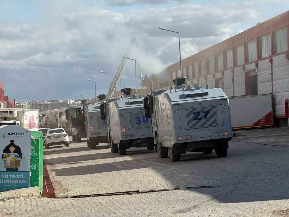 Diyarbakır’da bir fabrika deposunda çıkan ve 2 depoya daha sıçrayan yangın korkuttu