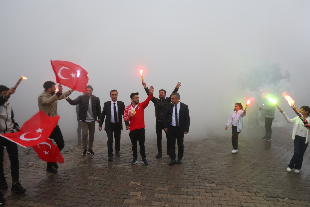 Halterde Avrupa şampiyonu olan Harun Algül’e memleketi Şırnak'ta karşılama