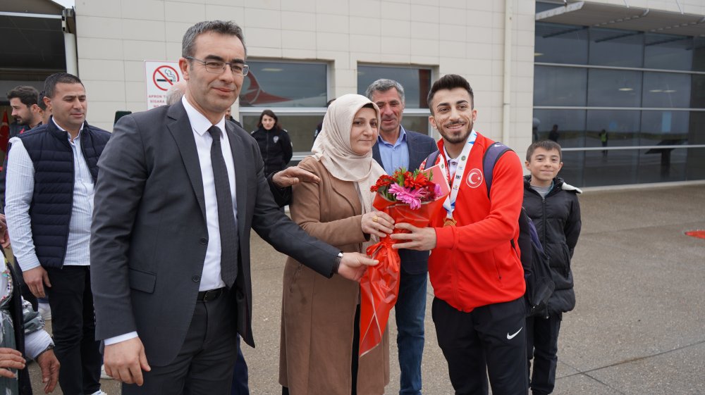 Halterde Avrupa şampiyonu olan Harun Algül’e memleketi Şırnak'ta karşılama