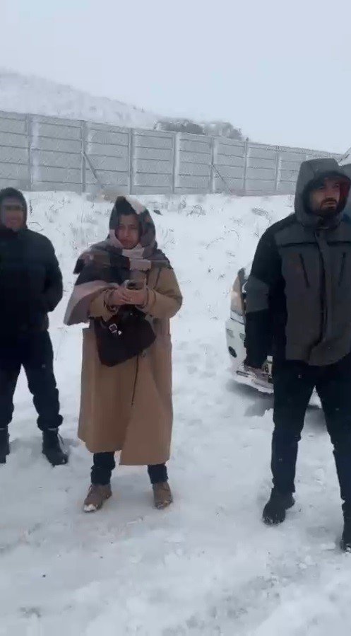 Kars’ta kar yağışı nedeniyle onlarca araç mahsur kaldı