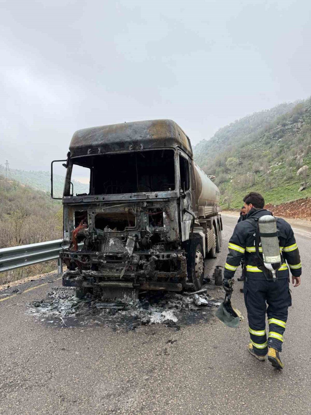 Şırnak’ta seyir halindeki akaryakıt tankeri alevlere teslim oldu
