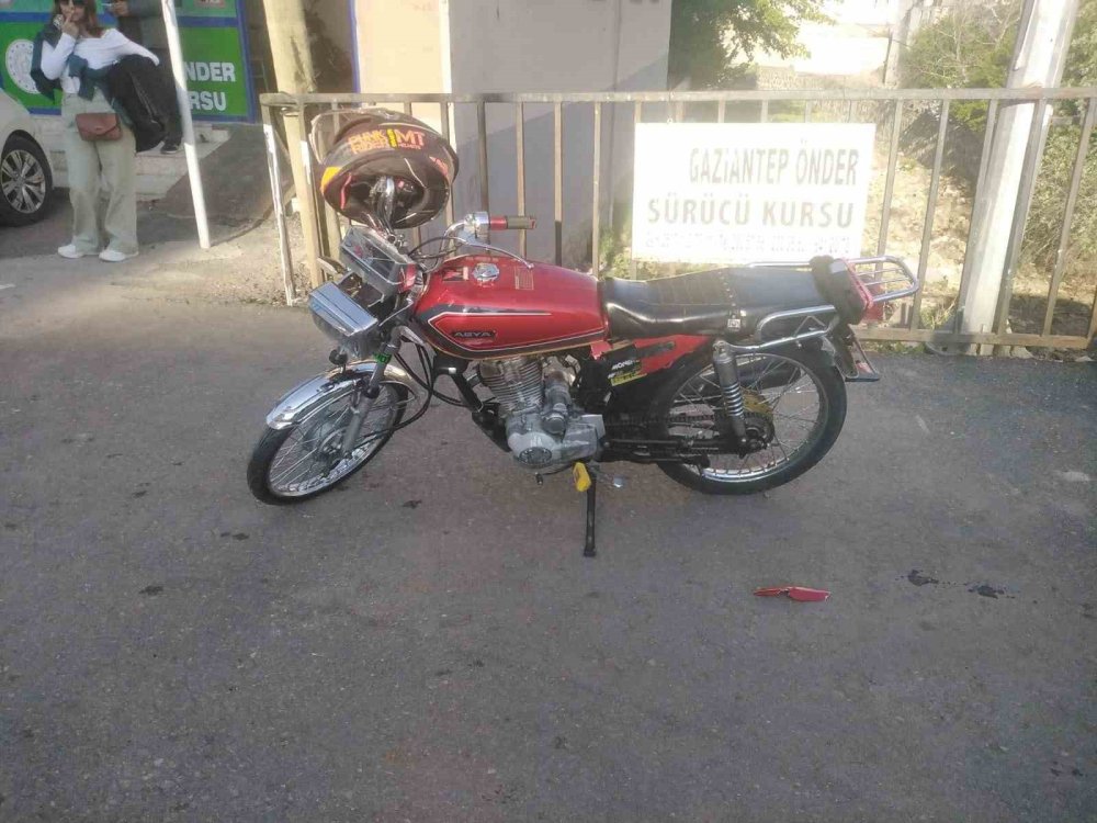 Antep'te otomobile çarpan motosiklet sürücüsü yaralandı
