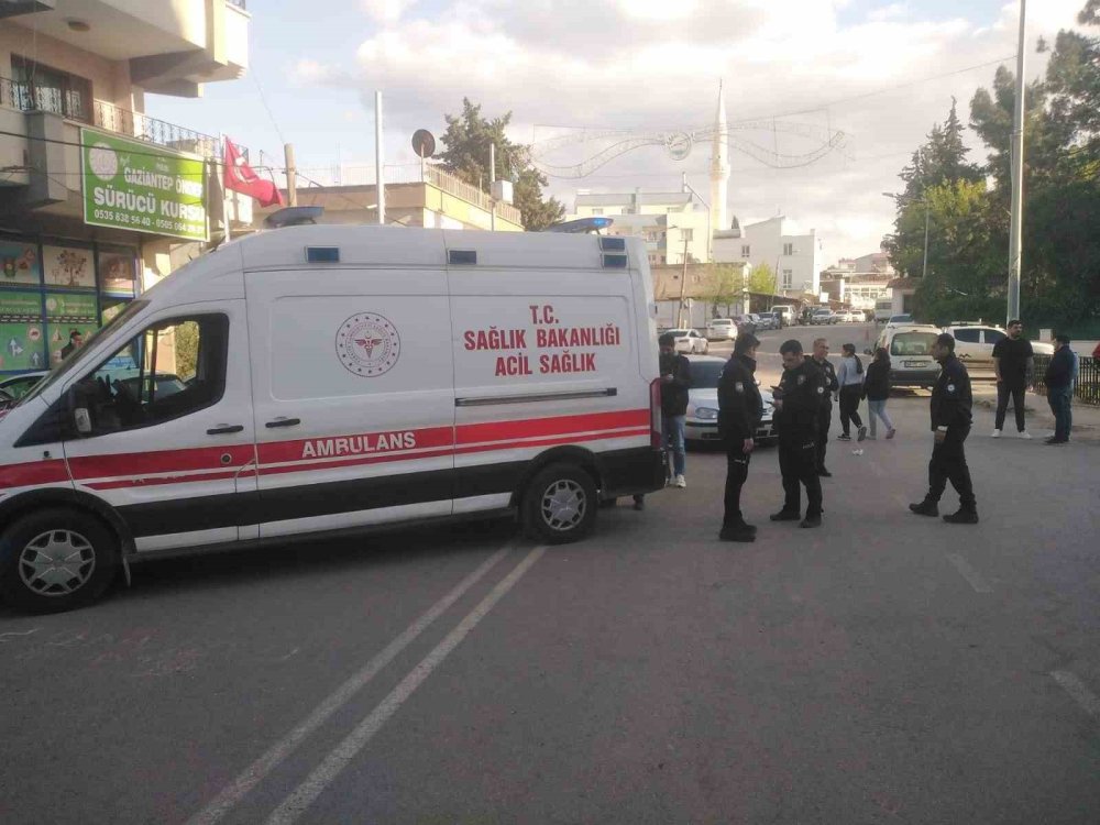 Antep'te otomobile çarpan motosiklet sürücüsü yaralandı