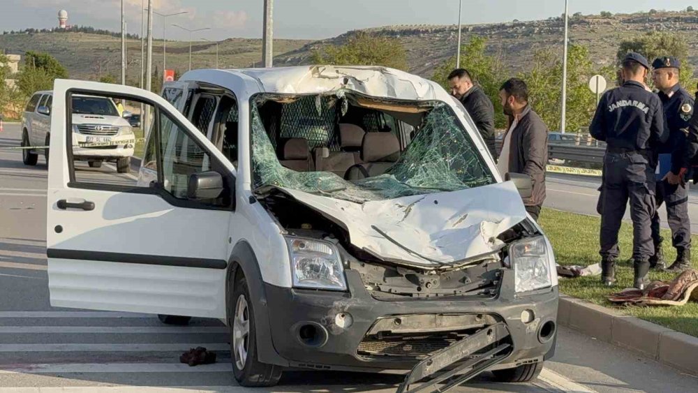 Antep’te yola fırlayan ata sivil polis otosu çarptı: 2 polis yaralandı