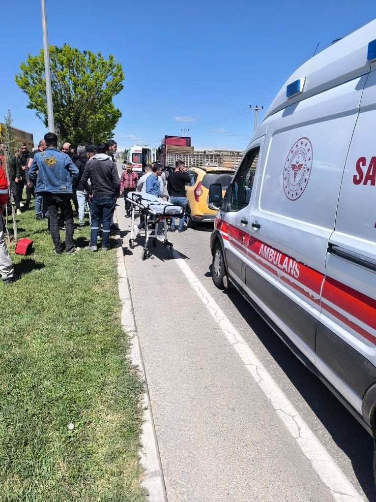 Batman’da otomobil yayalara çarptı: 2 kişi yaralandı
