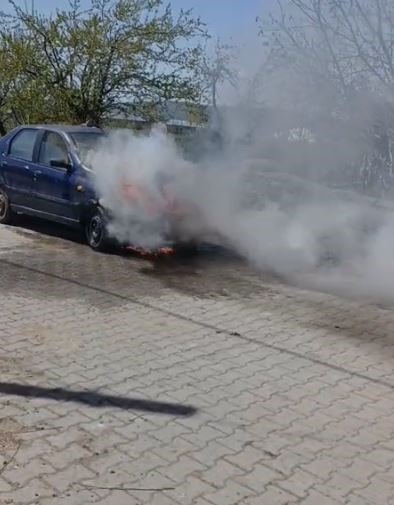 Elazığ’da park halindeki otomobil alev aldı