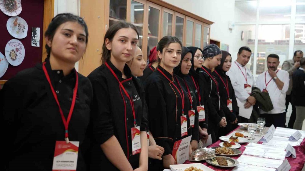 Erzurum'da öğrenciler yemekte yarıştı