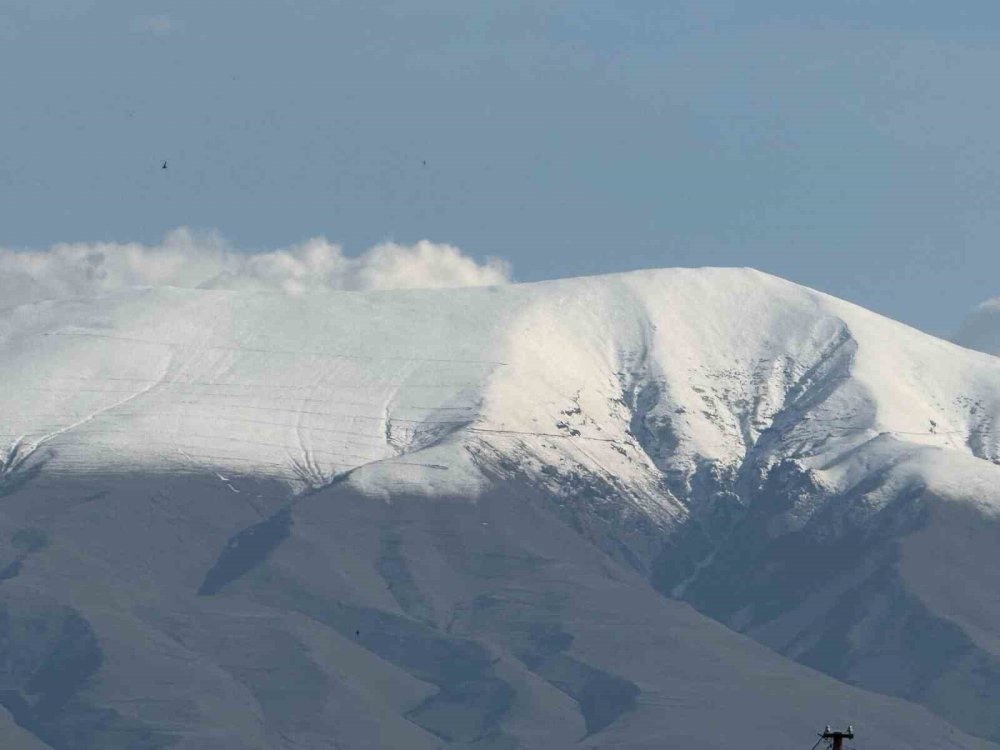 Iğdır’da dağlar Nisan’da beyaza büründü