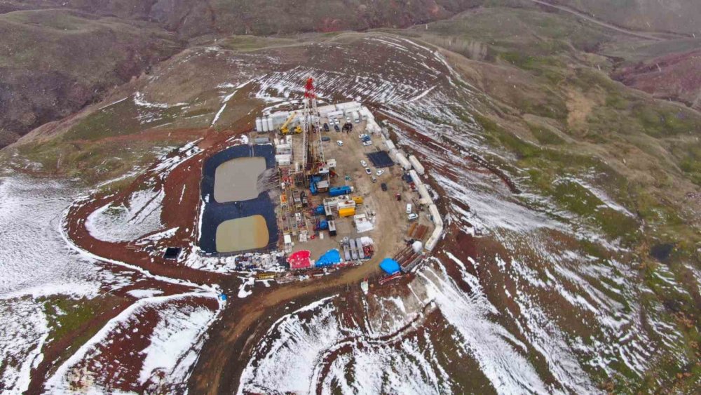 Muradiye'de petrol arayışı: 200 tonluk dev sondaj kulesi kuruldu